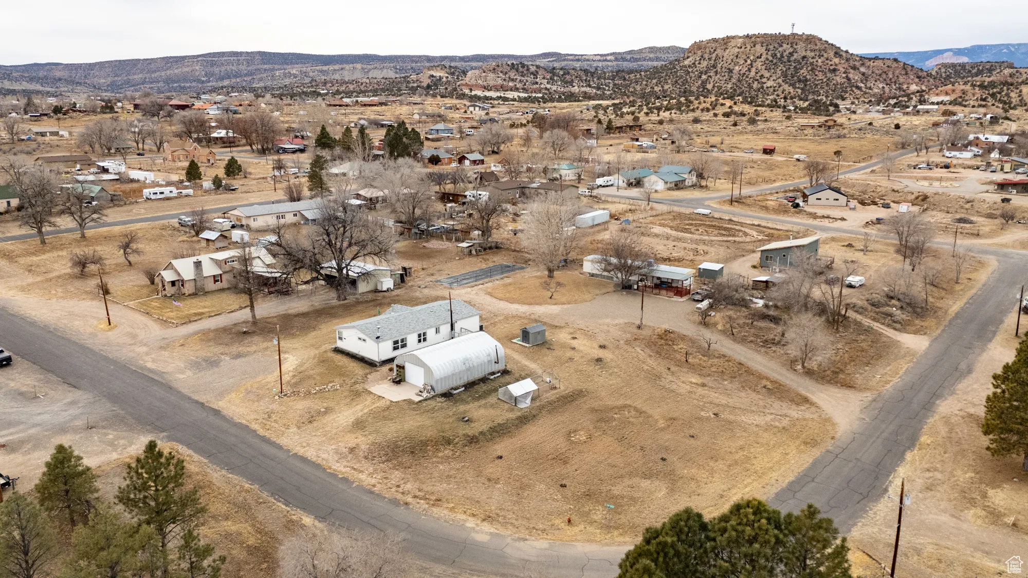 Birds eye view of property featuring a mountain view