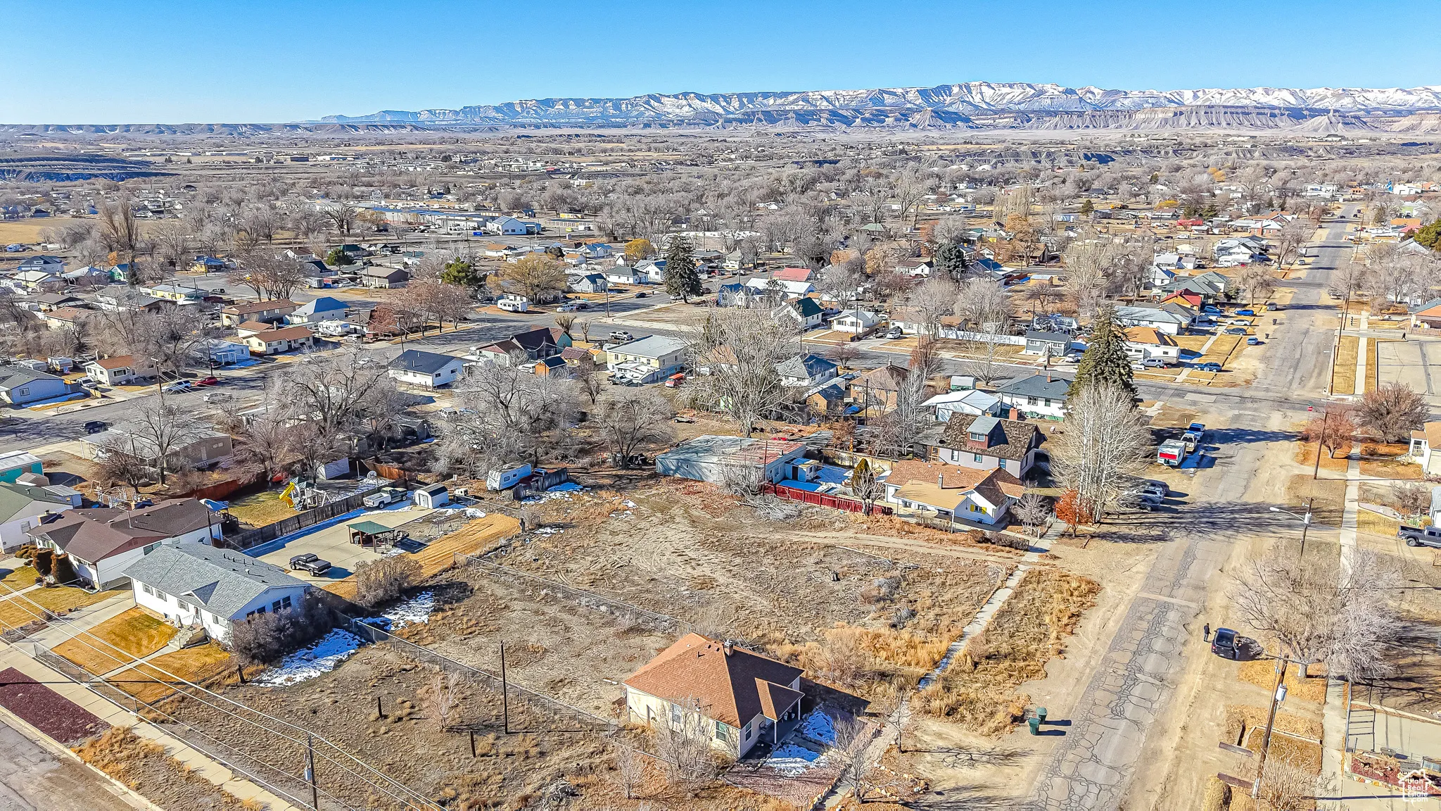 Aerial view with a mountain view