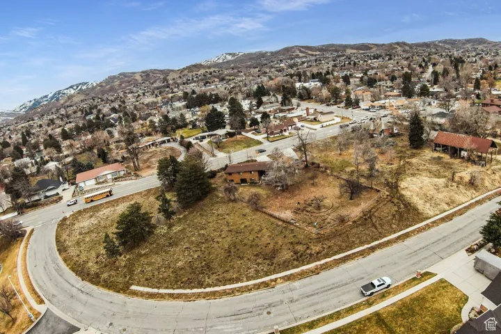 Bird's eye view with a mountain view