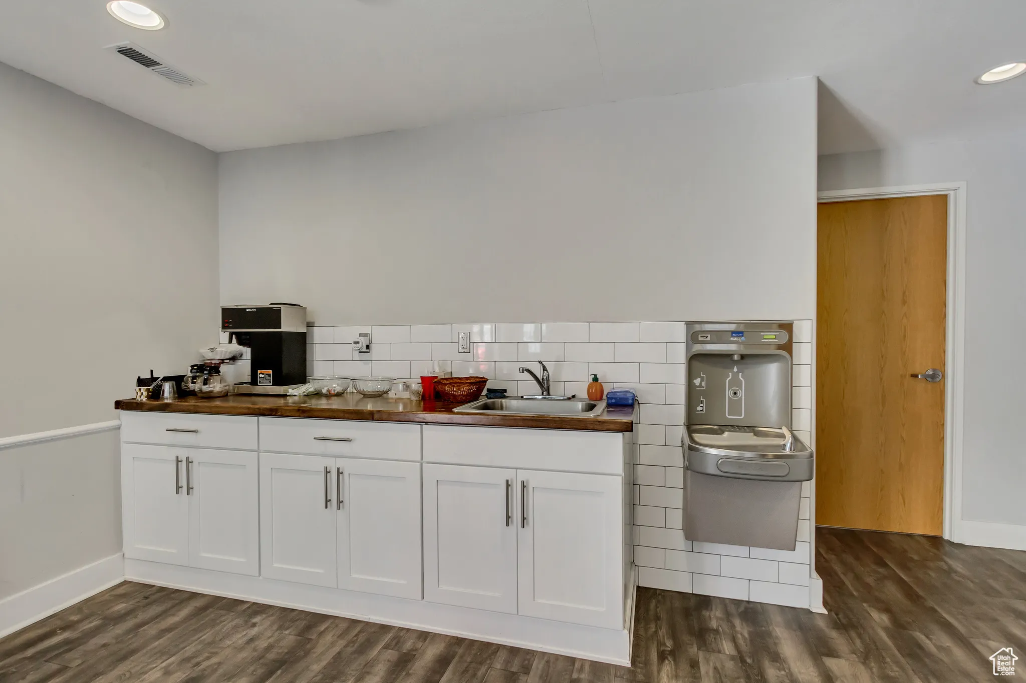 Serving station and water fountain