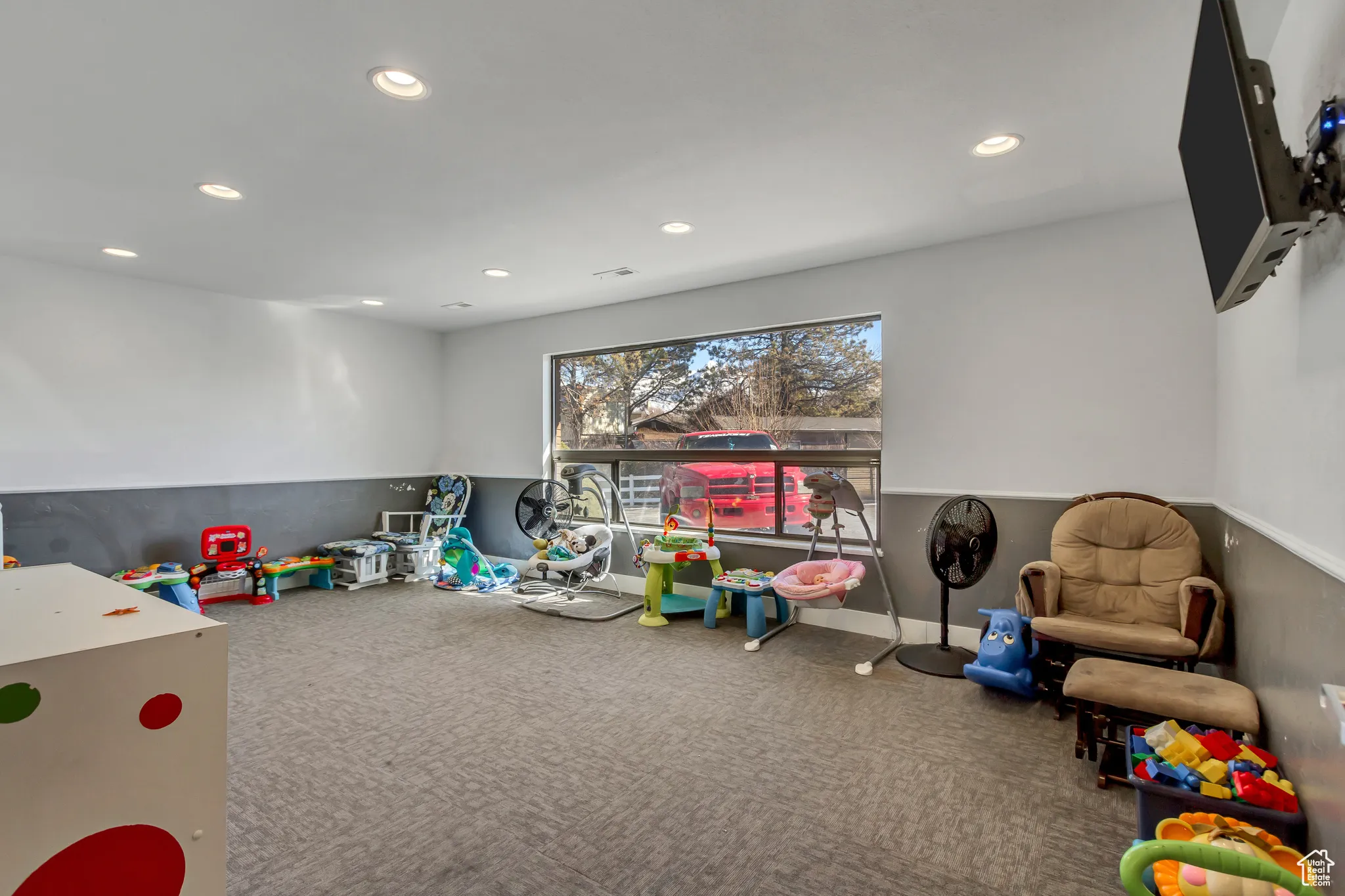 Large kidsroom/classroom