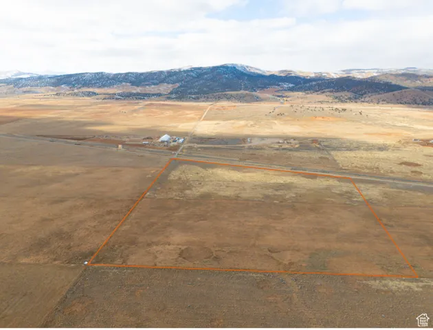 Aerial view with a mountain view