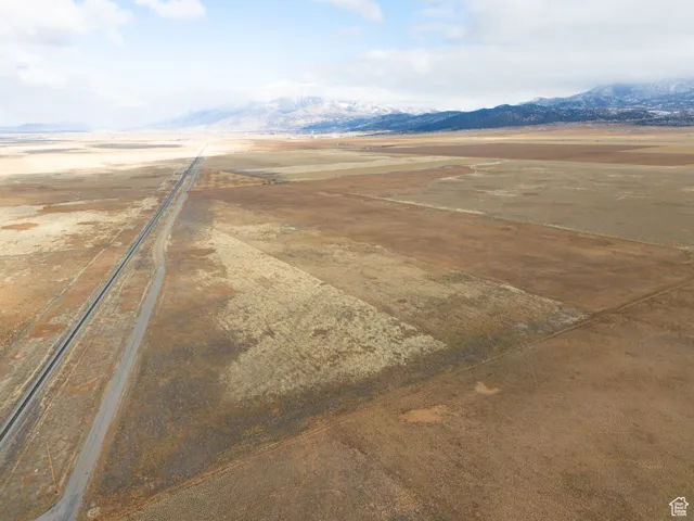 Bird's eye view with a mountain view
