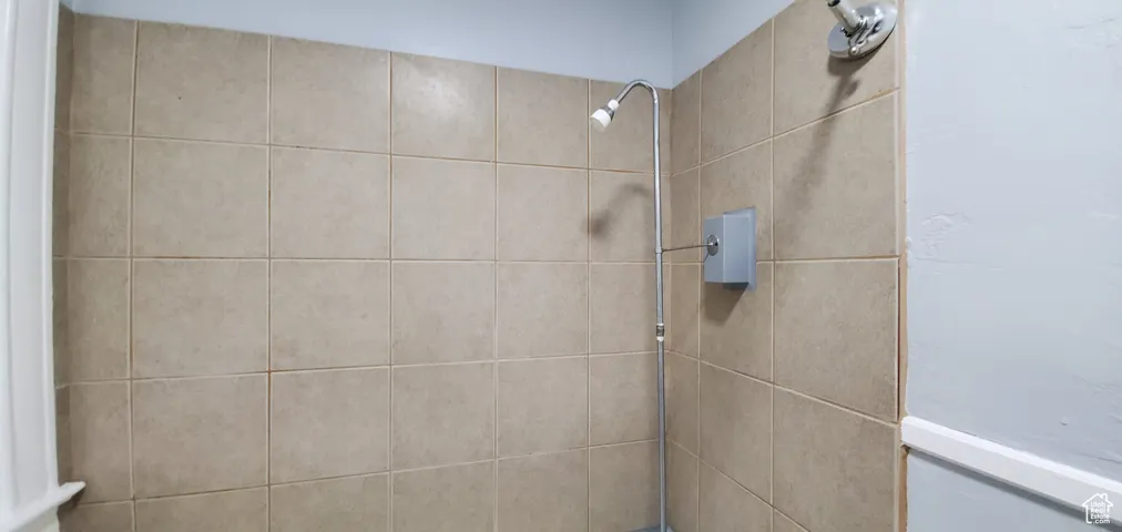# 9 Full bath with tiled shower