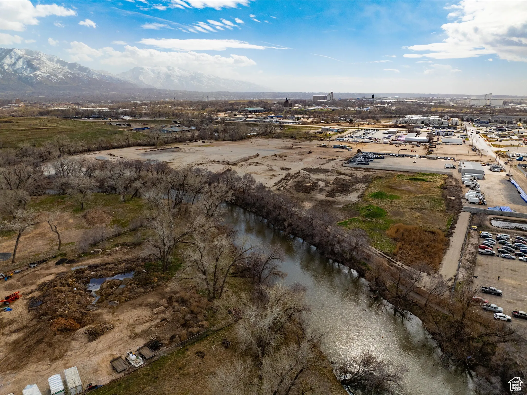 Aerial view with a mountain view