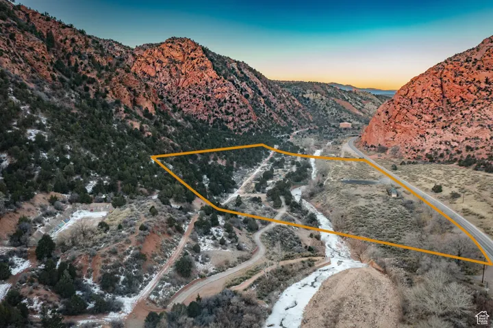Bird's eye view with a mountain view