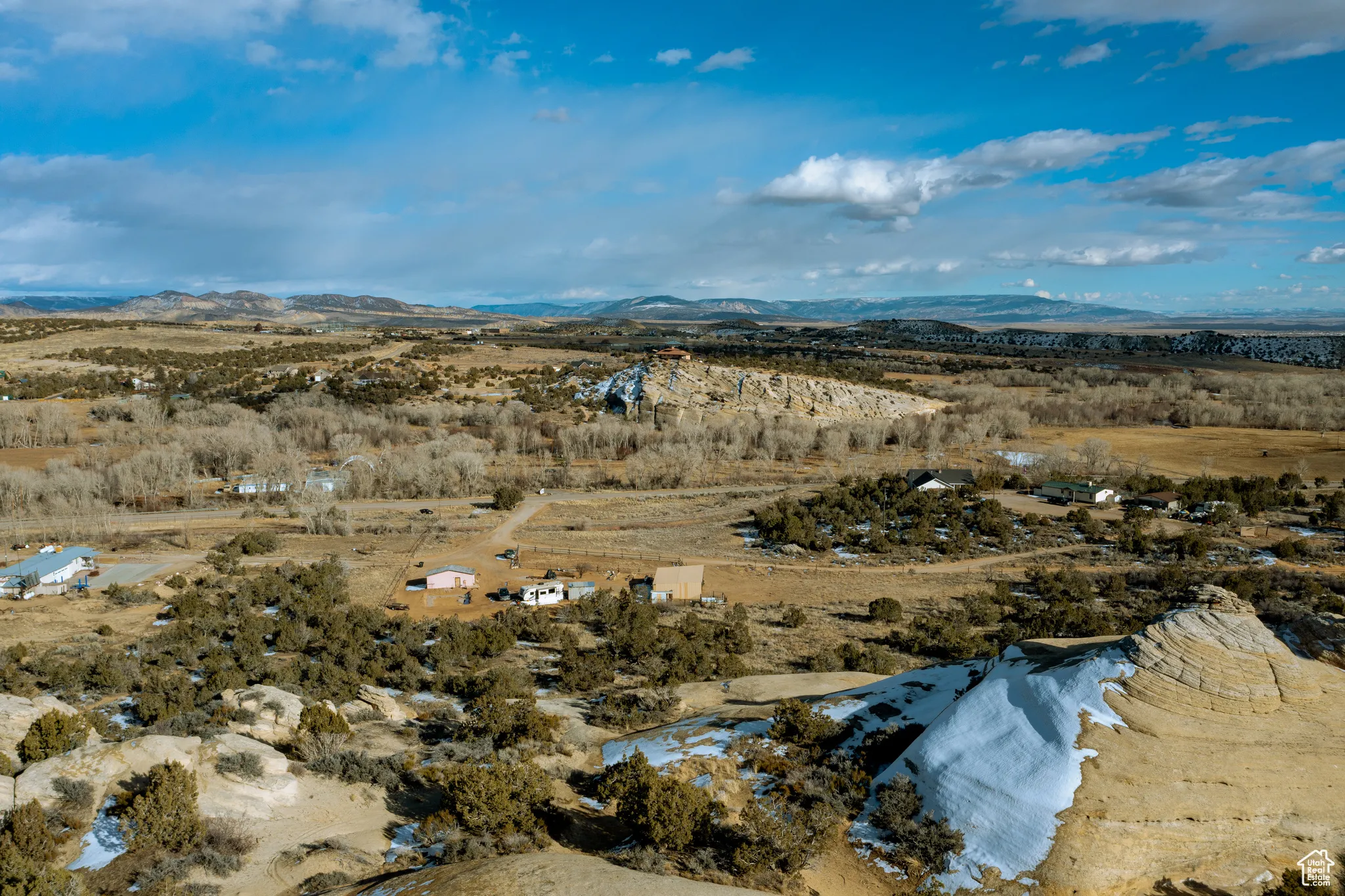 Birds eye view of property featuring a mountain view