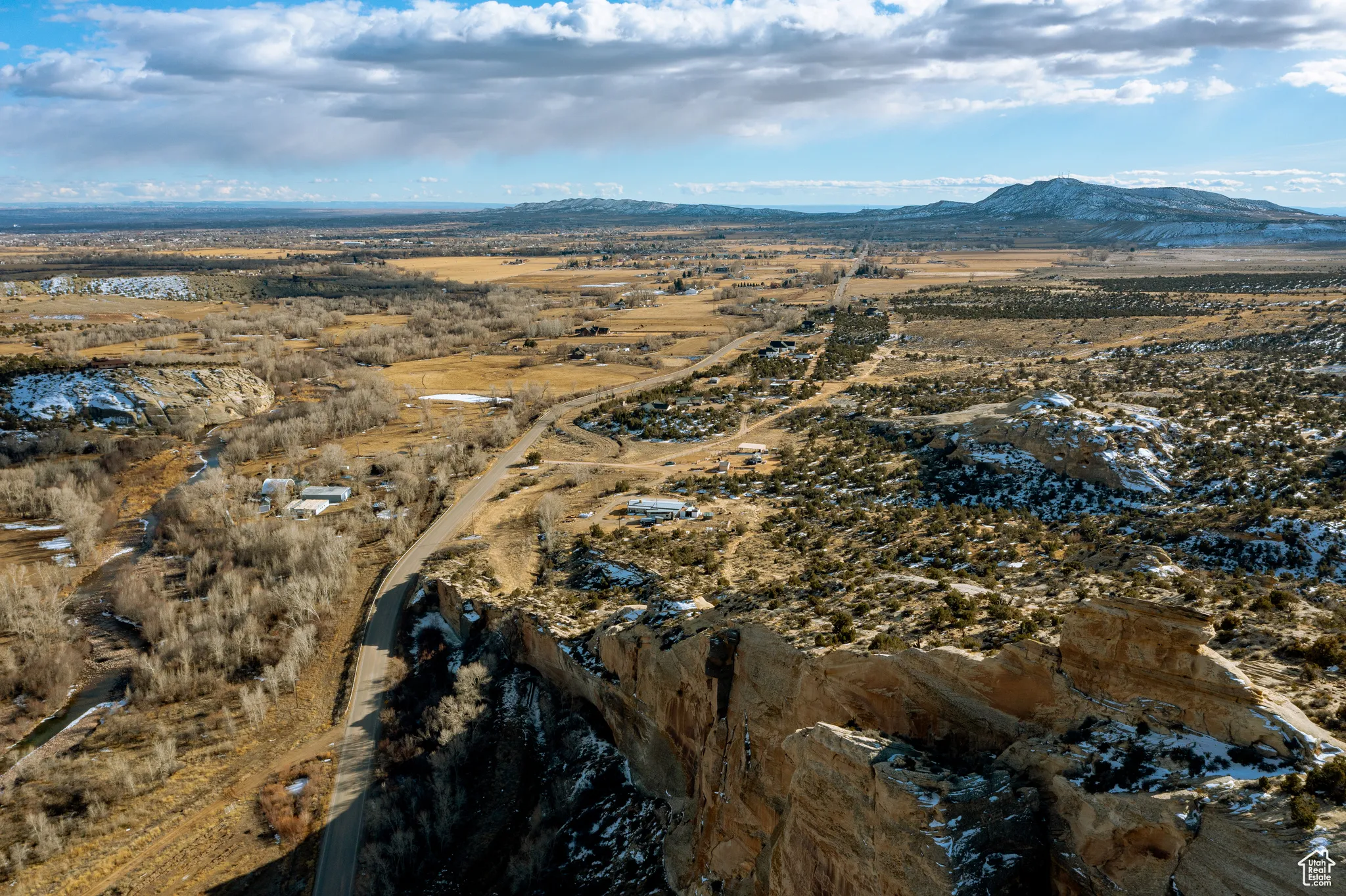 Aerial view with a mountain view