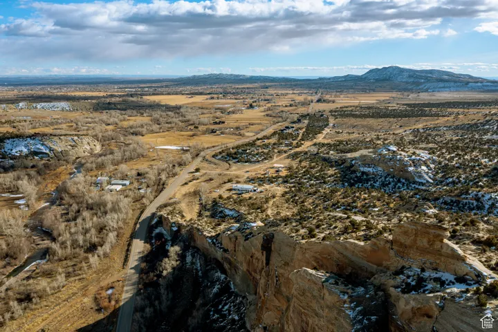 Aerial view with a mountain view