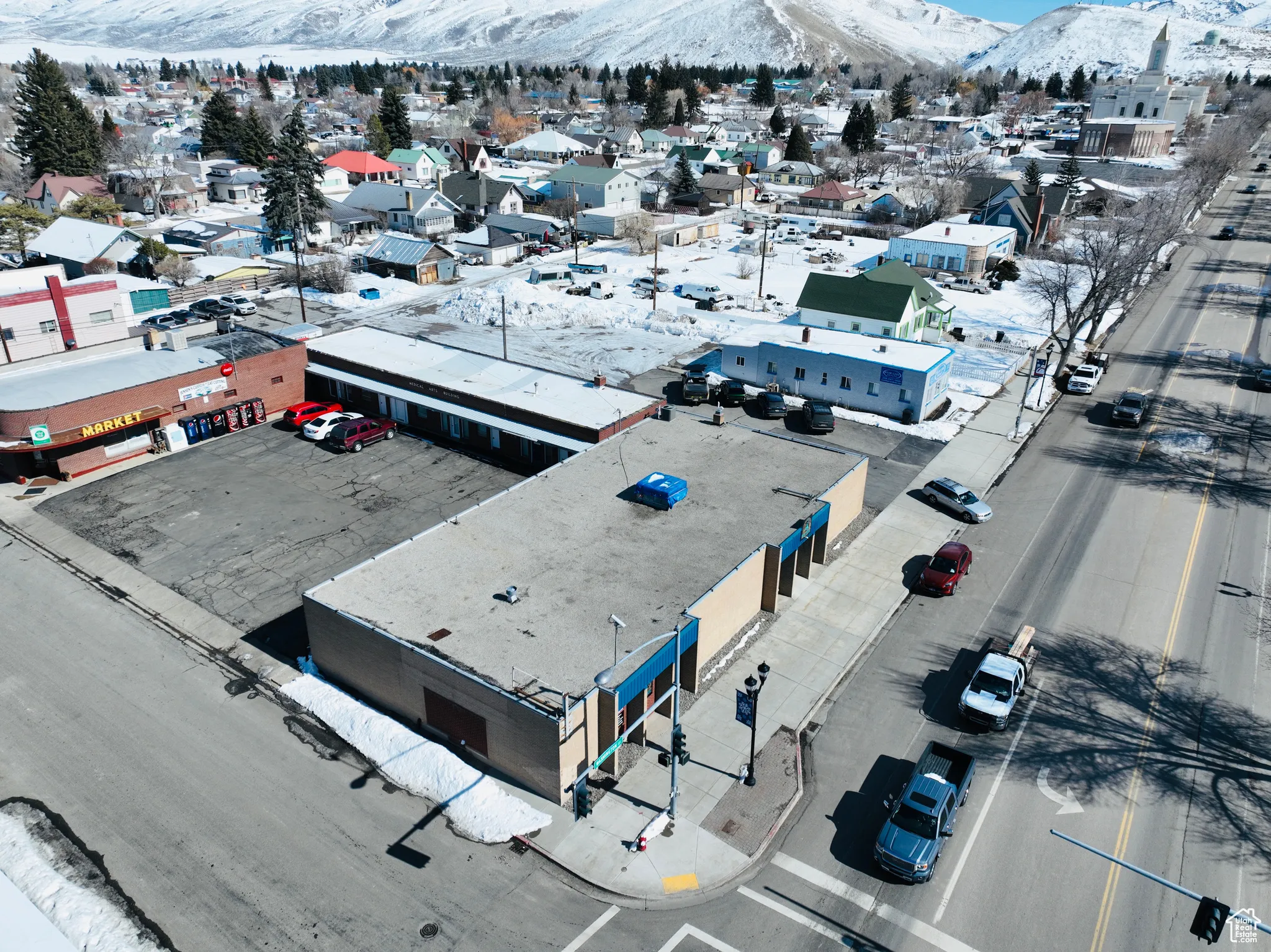 Snowy aerial view with a mountain view