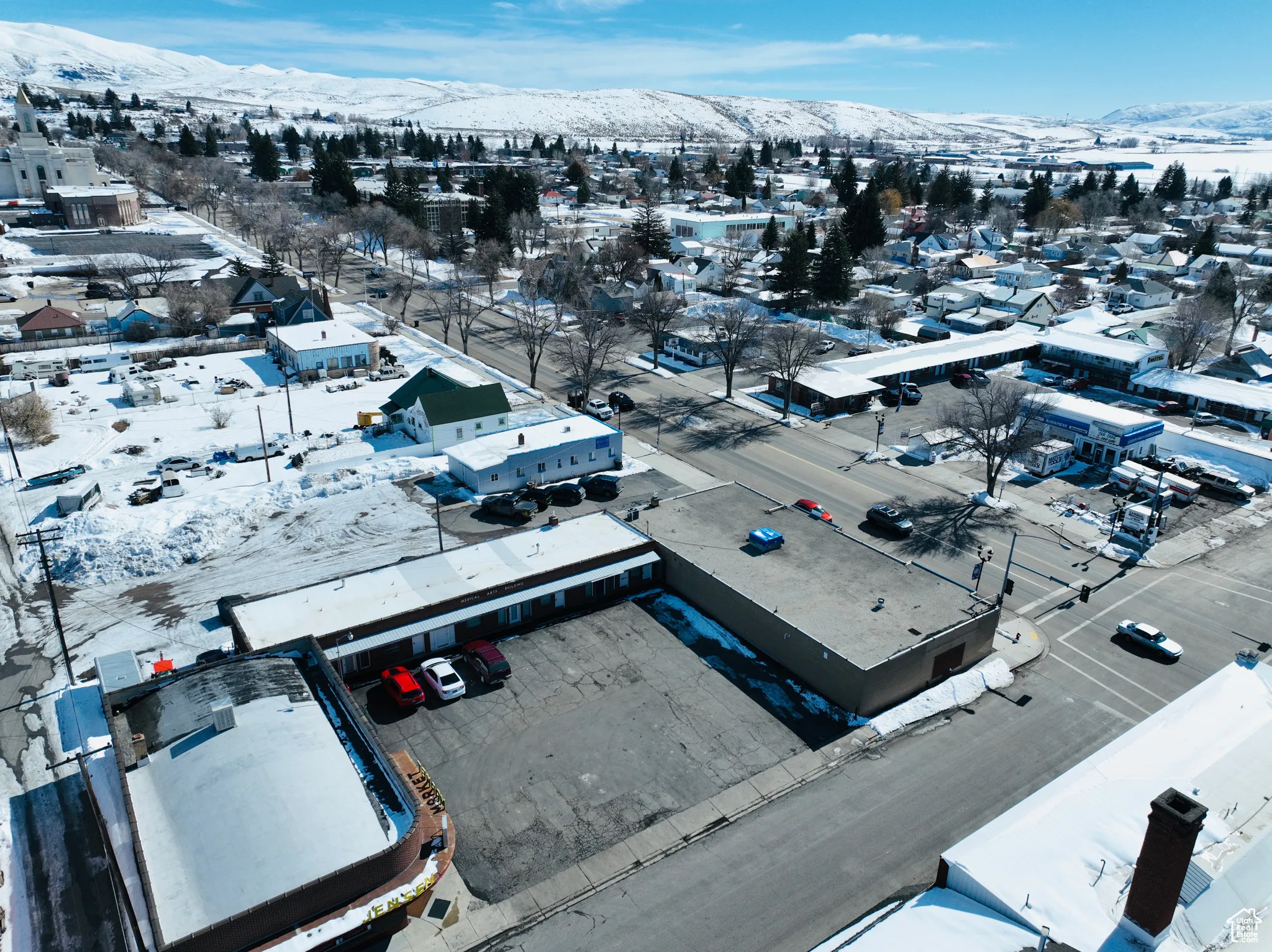 Snowy aerial view featuring a mountain view