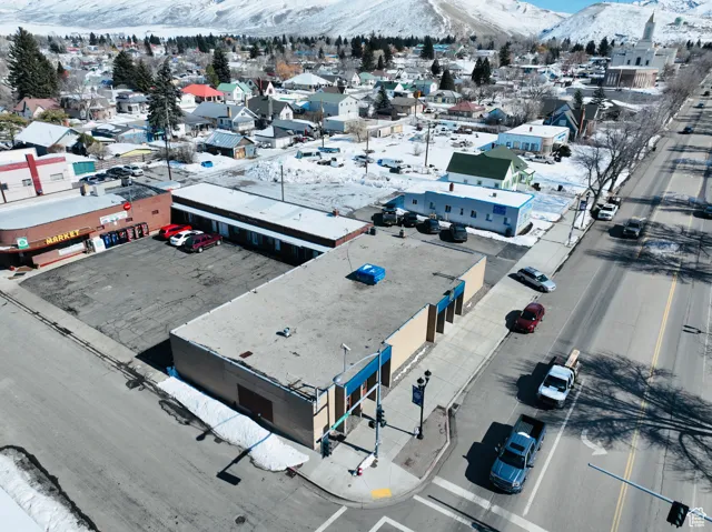 Snowy aerial view with a mountain view
