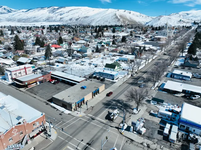 Snowy aerial view with a mountain view