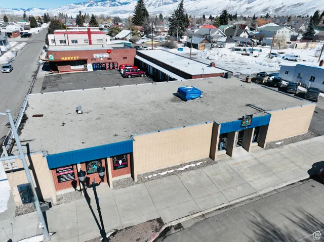 Bird's eye view with a mountain view