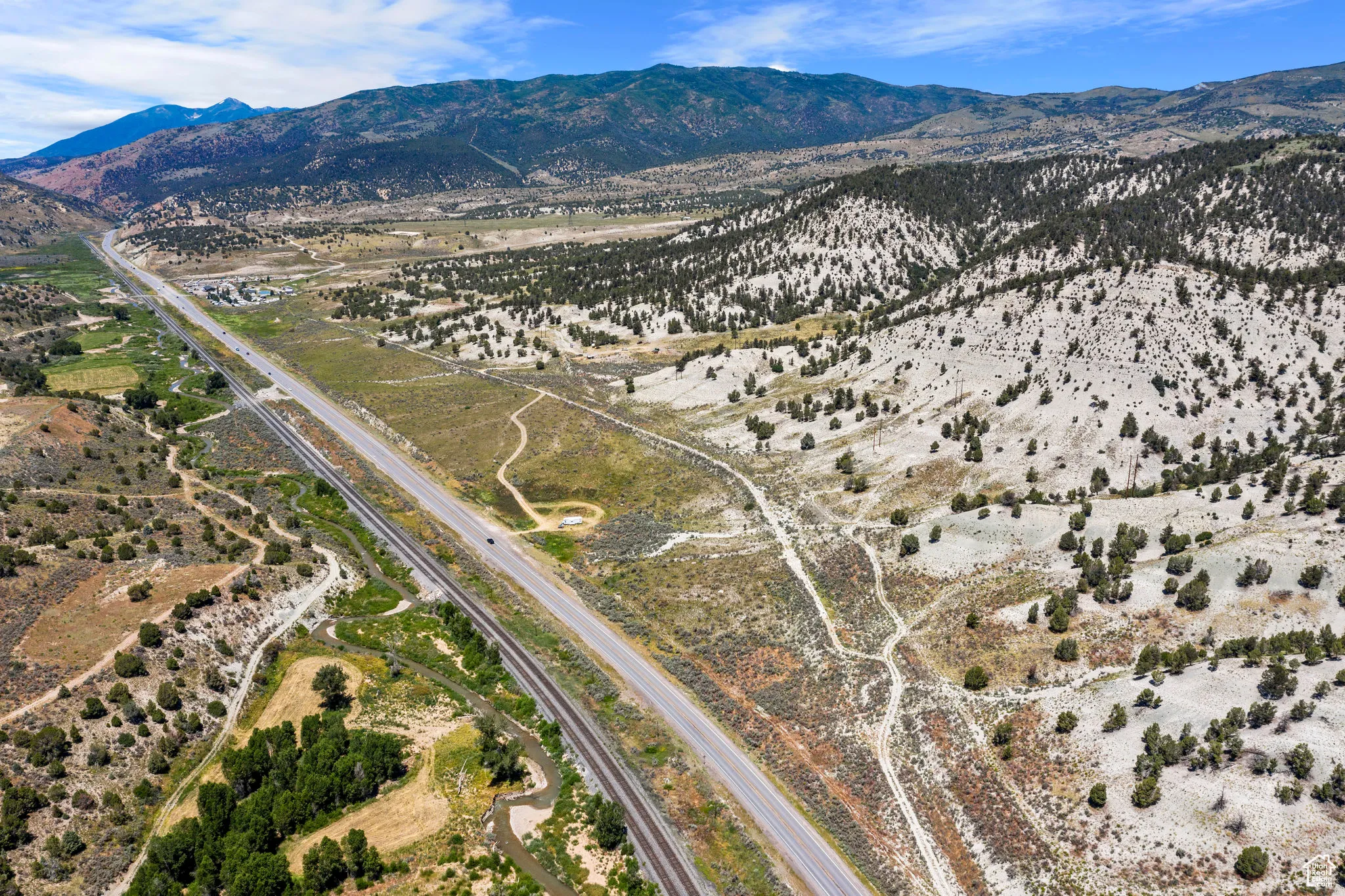 Birds eye view of property featuring a mountain view