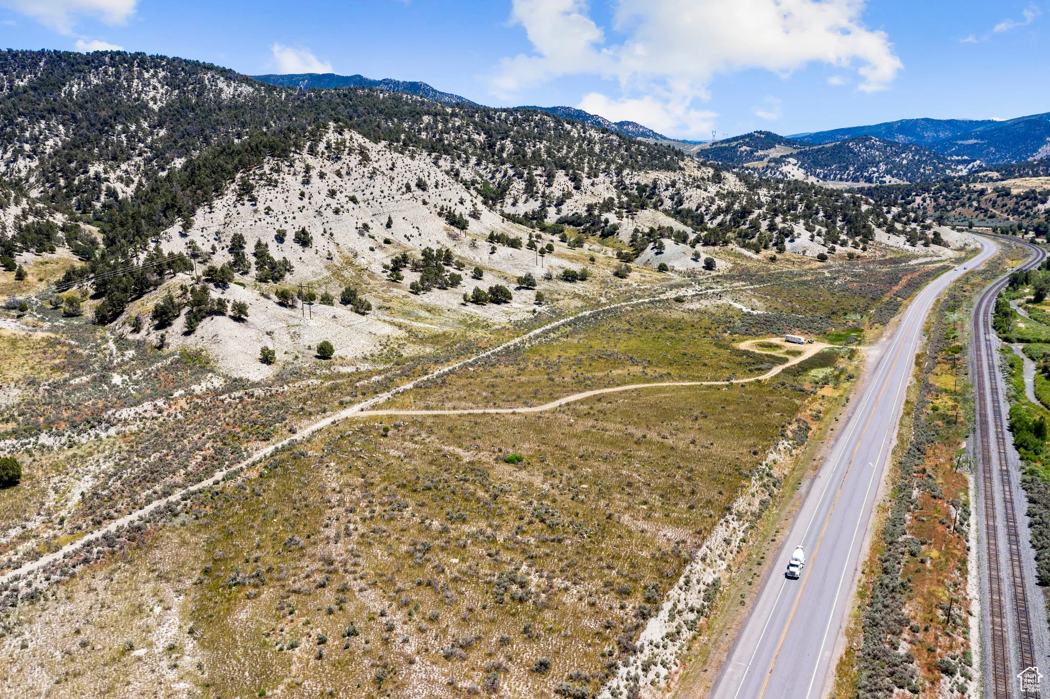 Aerial view with a mountain view