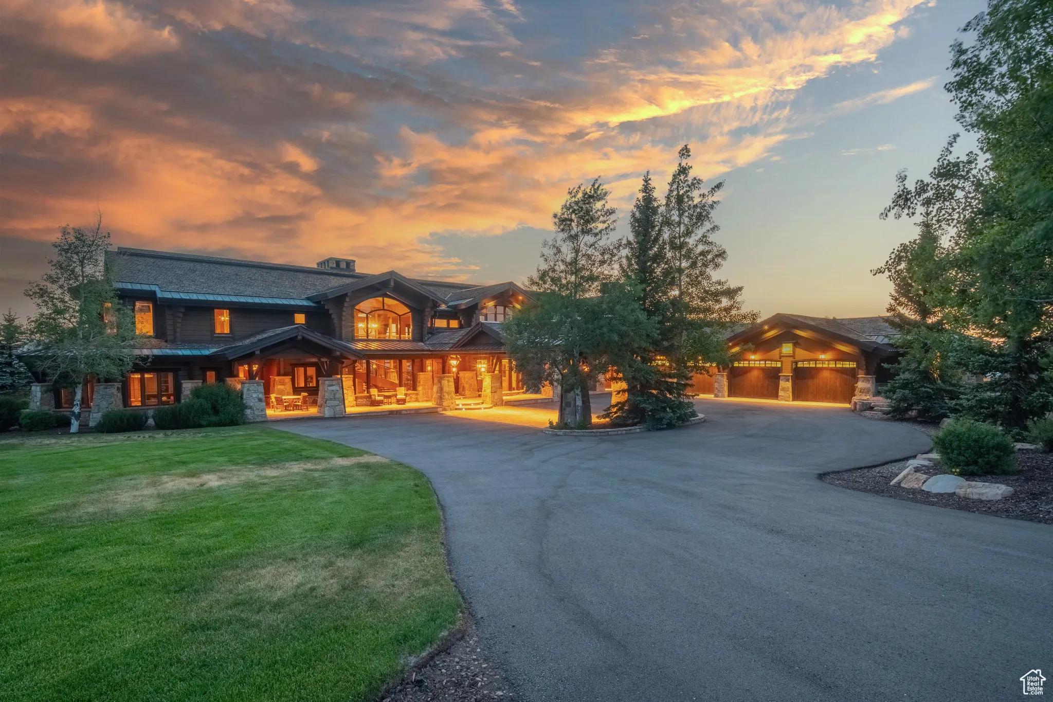 View of front facade featuring curved driveway and a yard