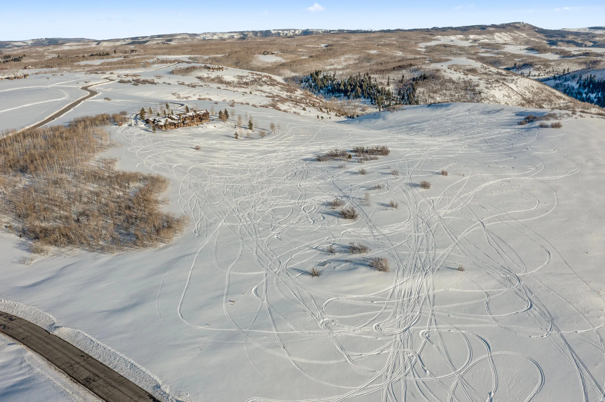 Snowy aerial view with a mountain view