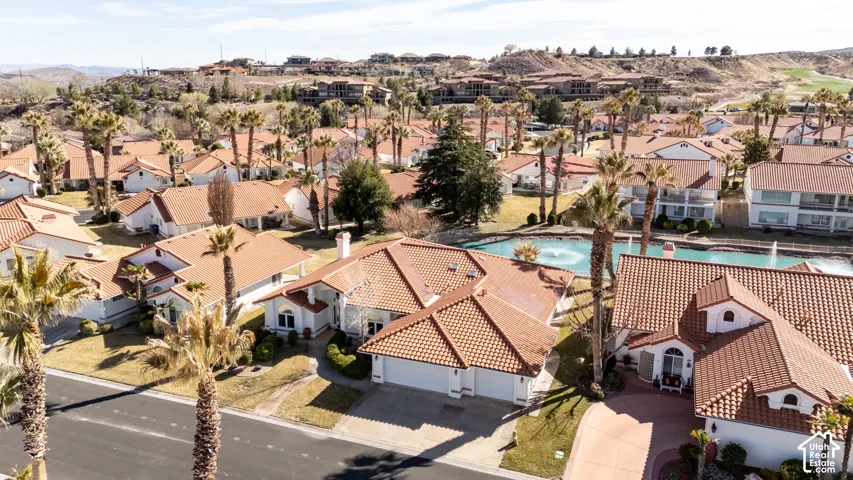 Birds eye view of property featuring a residential view
