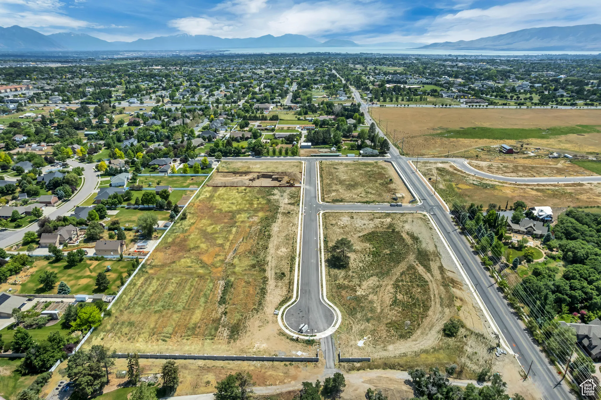 Aerial view of property's location featuring a mountain backdrop