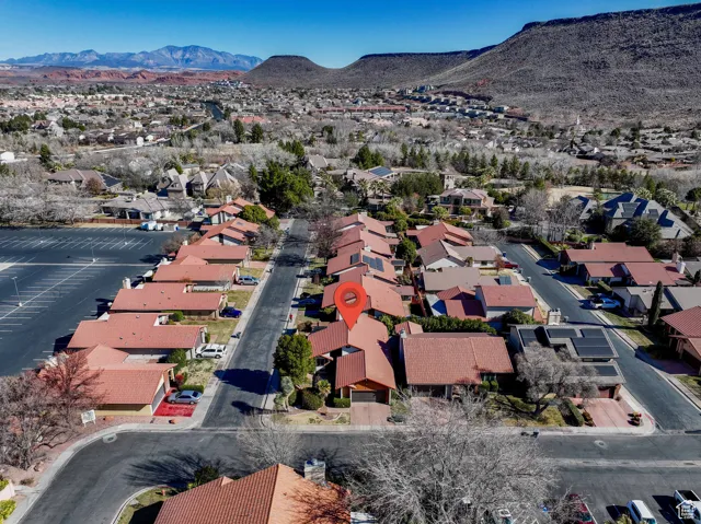 Bird's eye view featuring a residential view and a mountain view