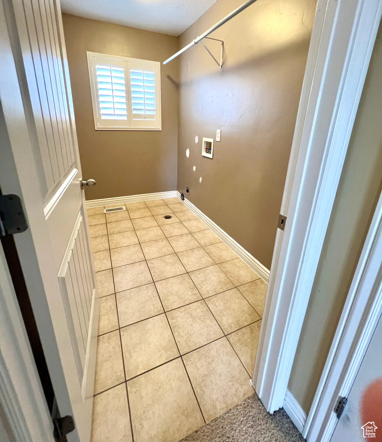 Laundry room with tile patterned floors, laundry area, hookup for a gas dryer, and washer hookup