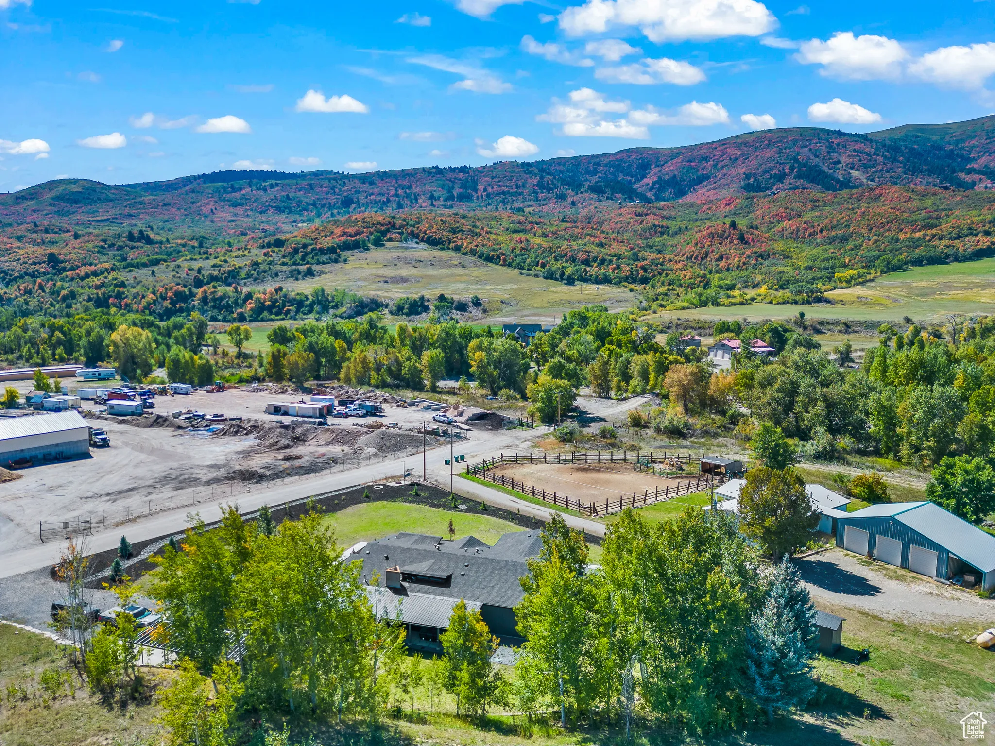 Birds eye view of property featuring a mountain view
