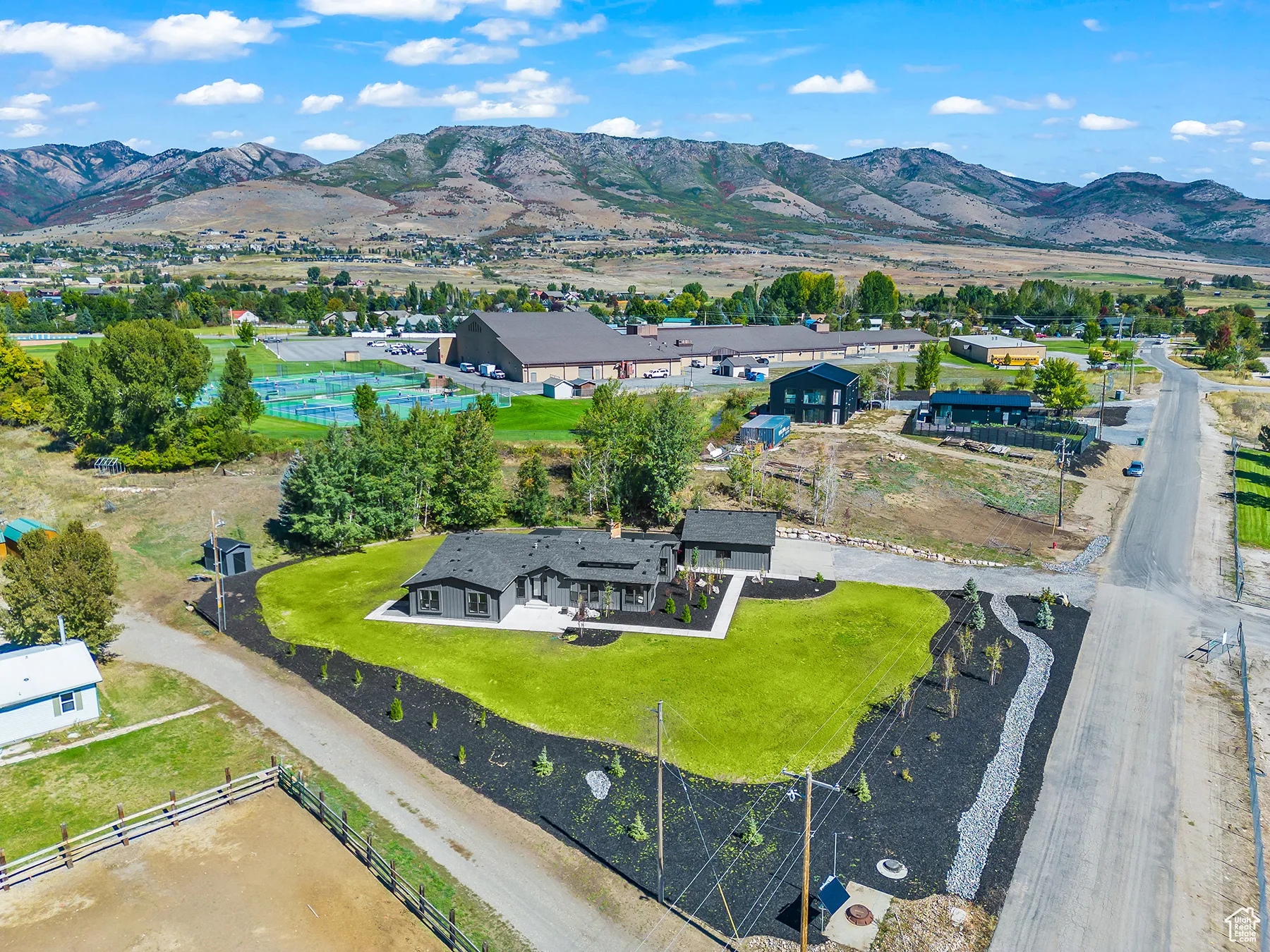 Drone / aerial view featuring a mountain view
