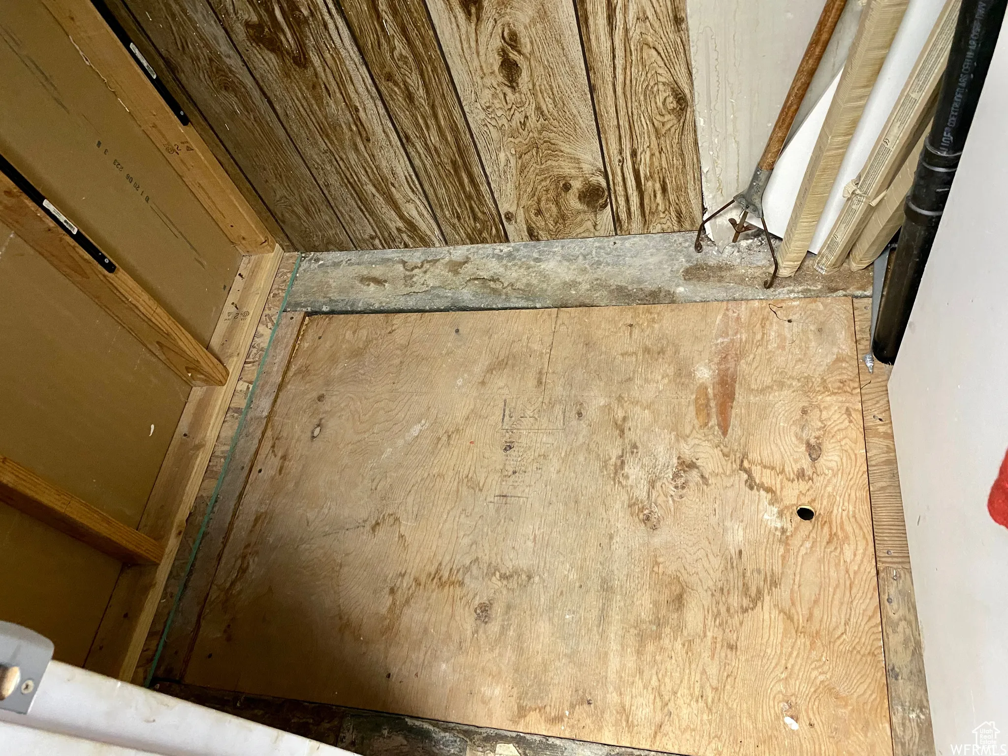 Access to crawlspace