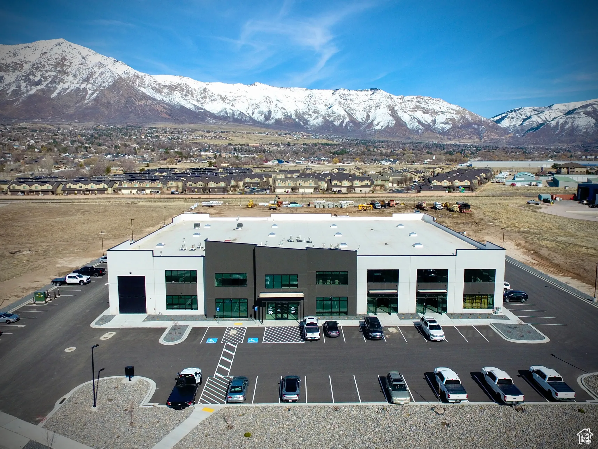 Bird's eye view with a mountain view