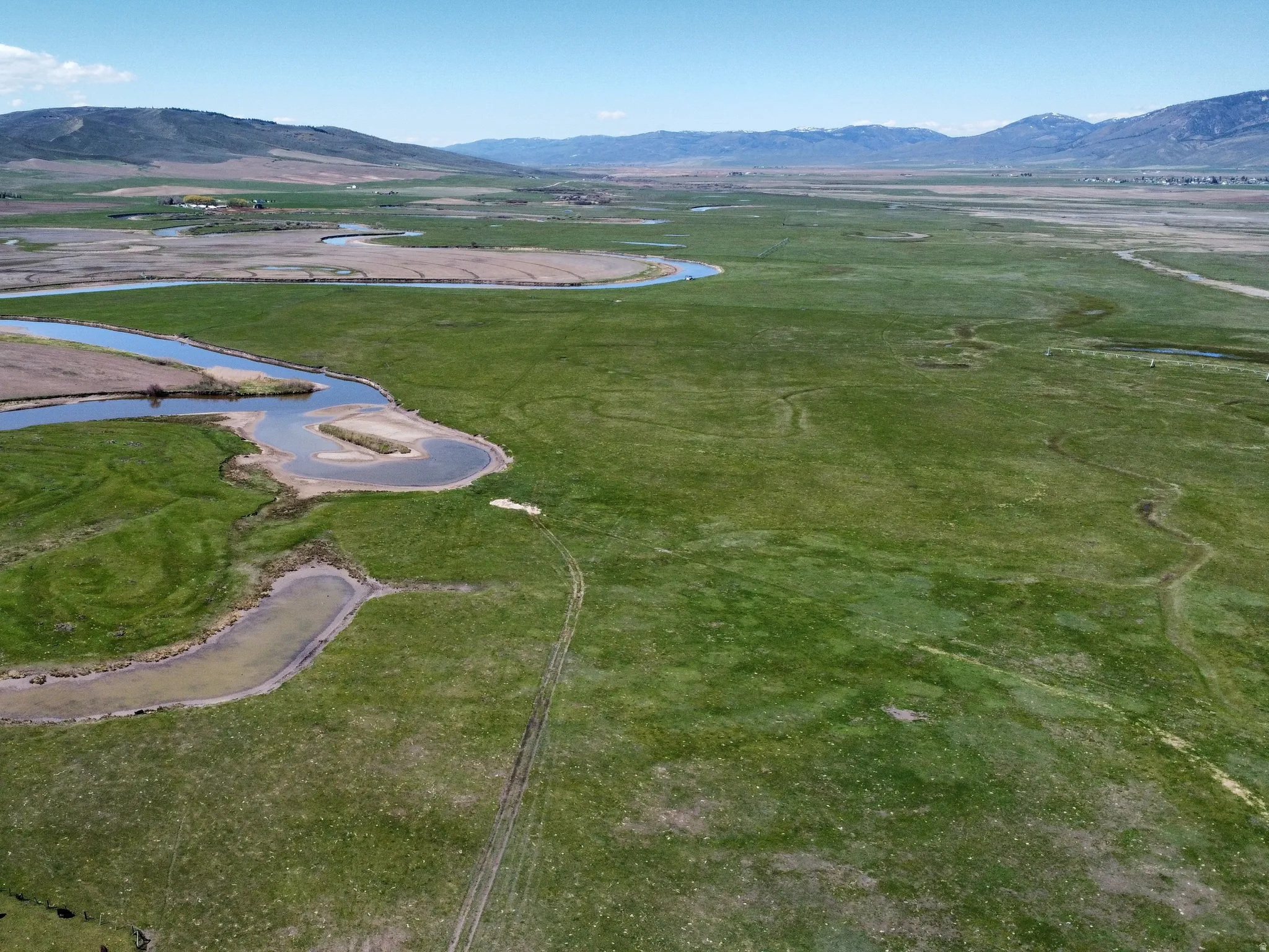 Aerial overview of property's location featuring a water and mountain view