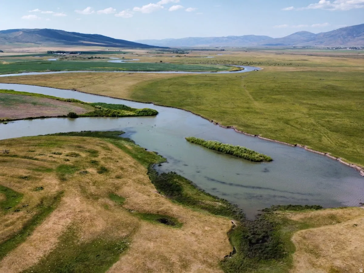 Aerial overview of property's location featuring a water and mountain view