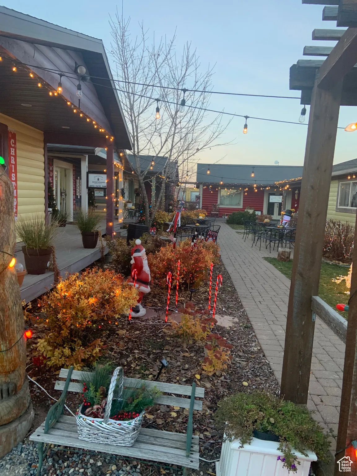 Winter Courtyard decor