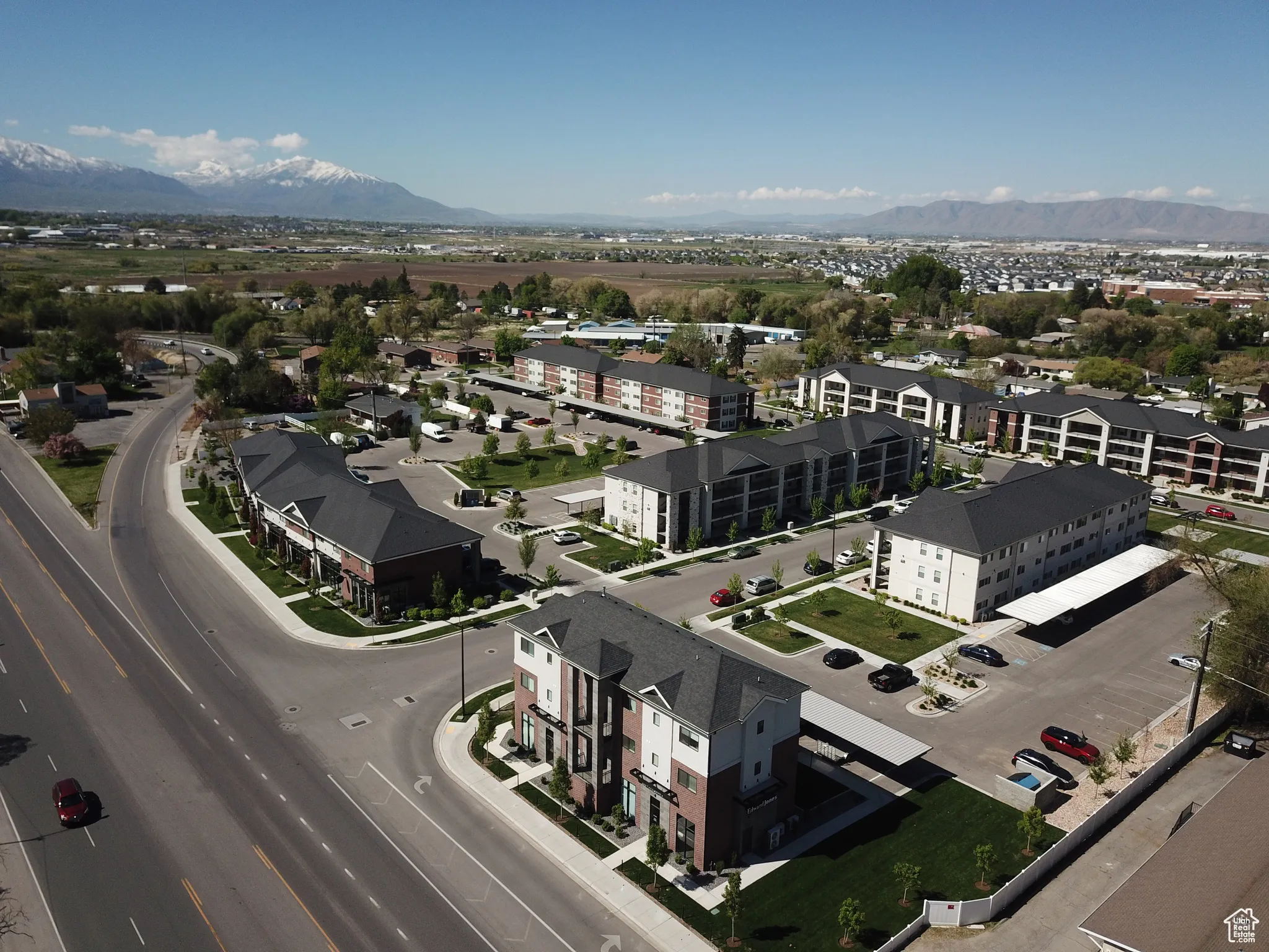 Aerial view with a mountain view