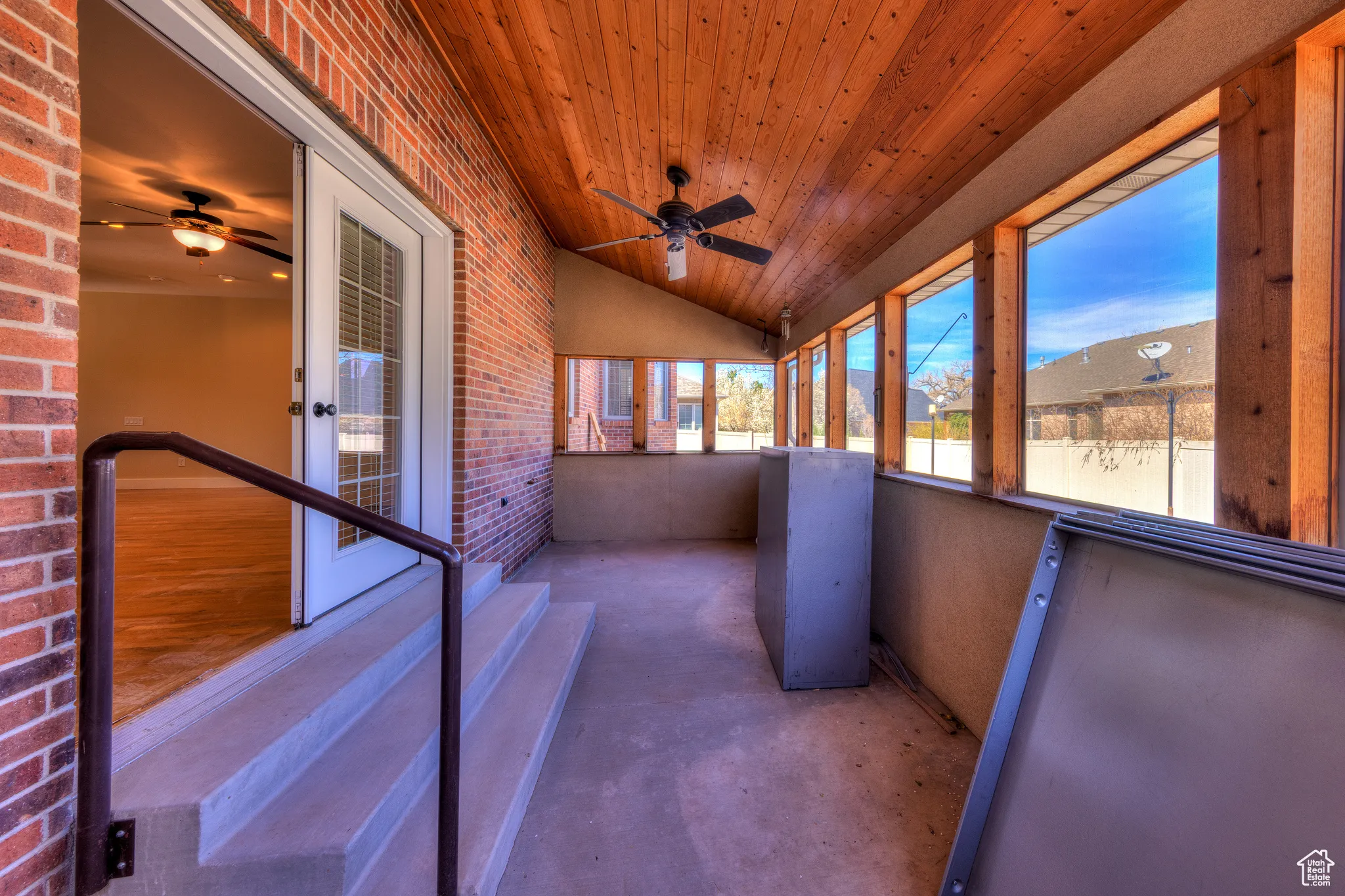 Unfurnished sunroom with a ceiling fan