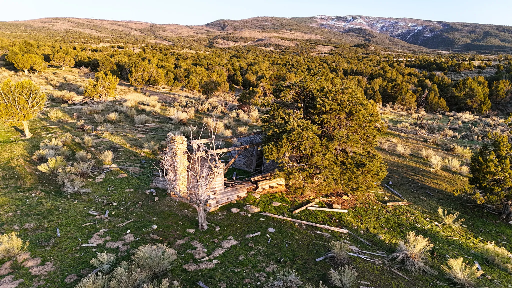 Aerial view of property and surrounding area with mountains