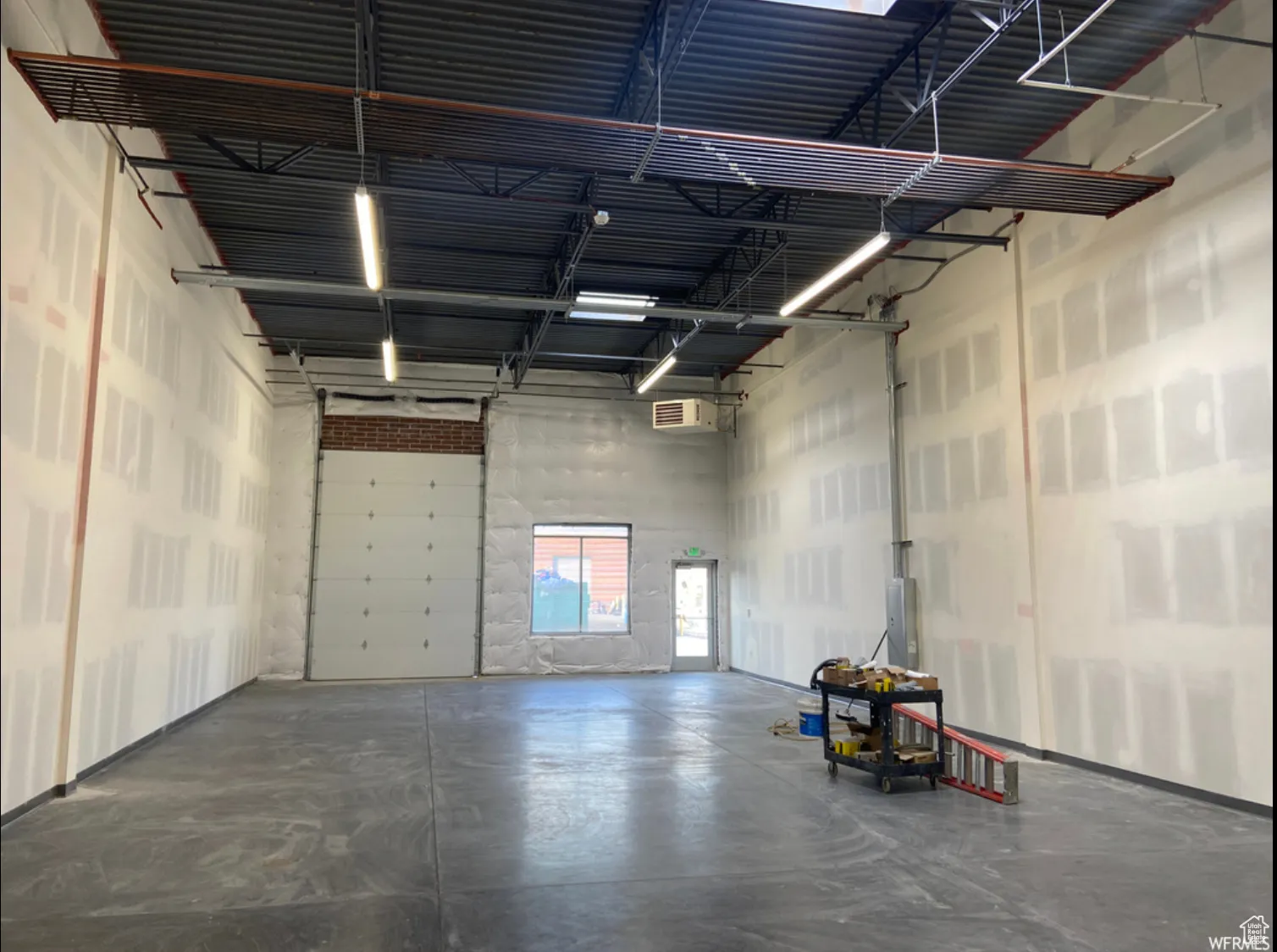 Garage featuring a wall mounted AC
