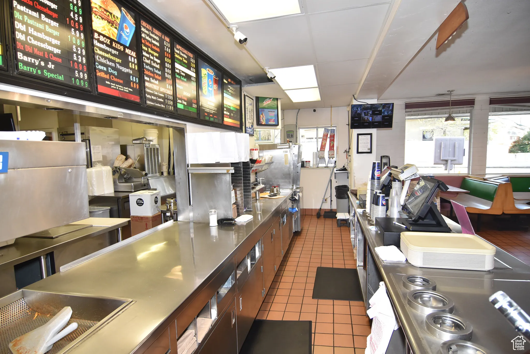 Order counter and order delivery area from kitchen