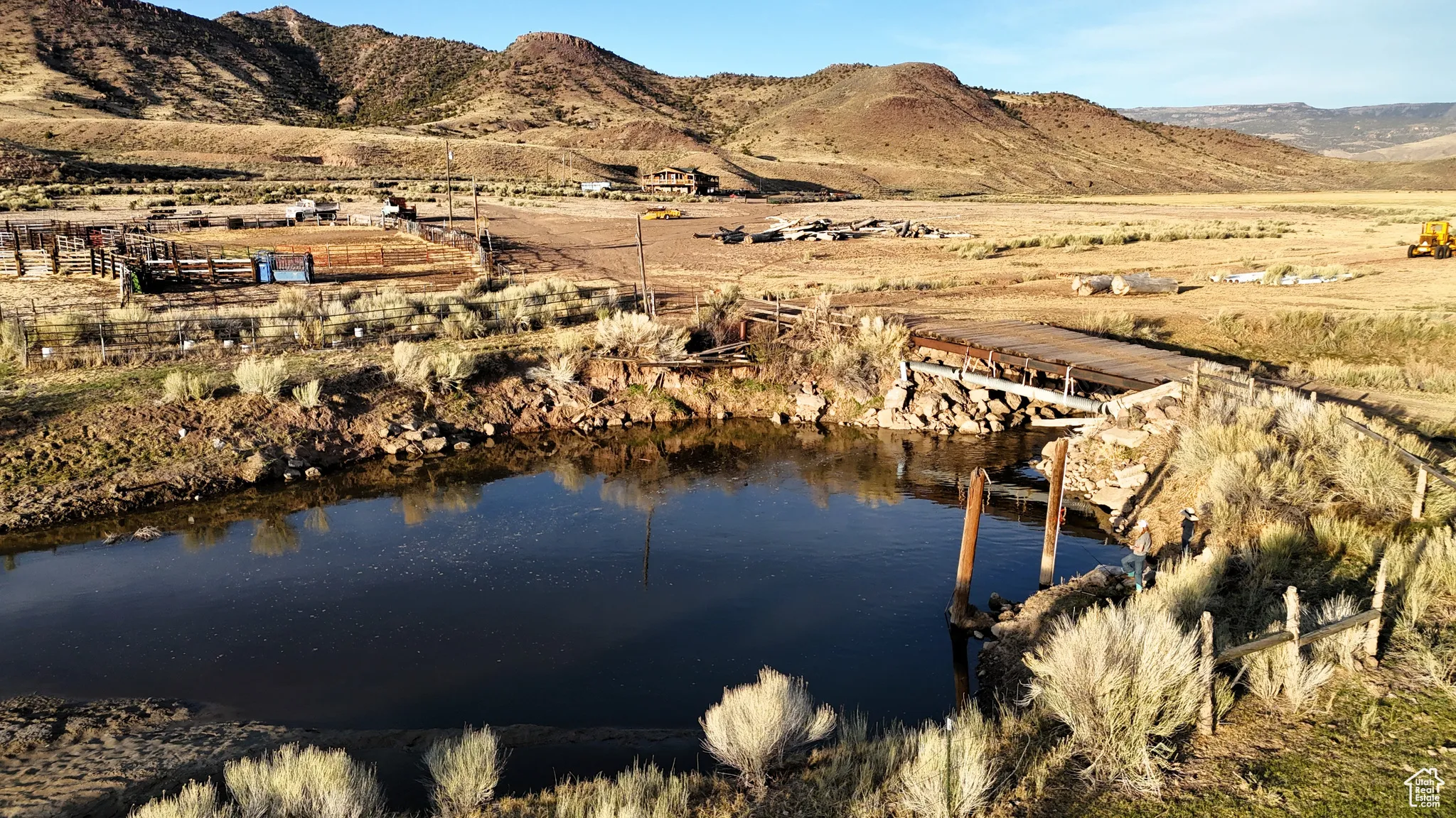 Bird's eye view with a mountain view