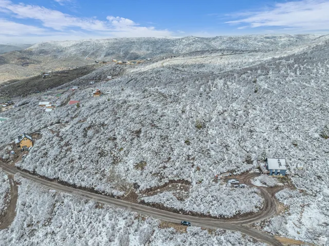 Snowy aerial view featuring a mountain view