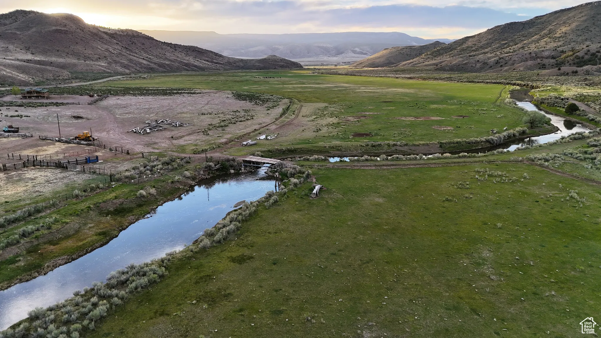 Aerial view of property's location featuring mountains