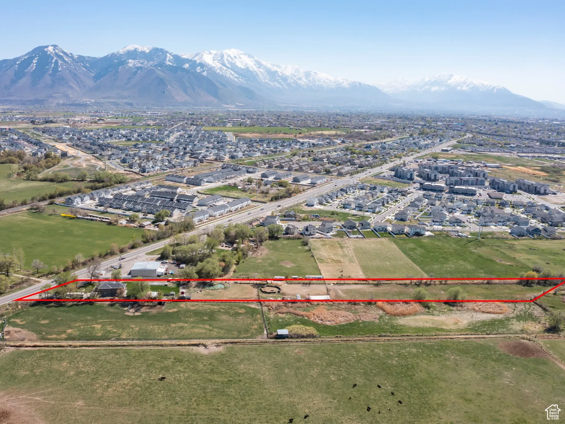 Bird's eye view with a mountain view