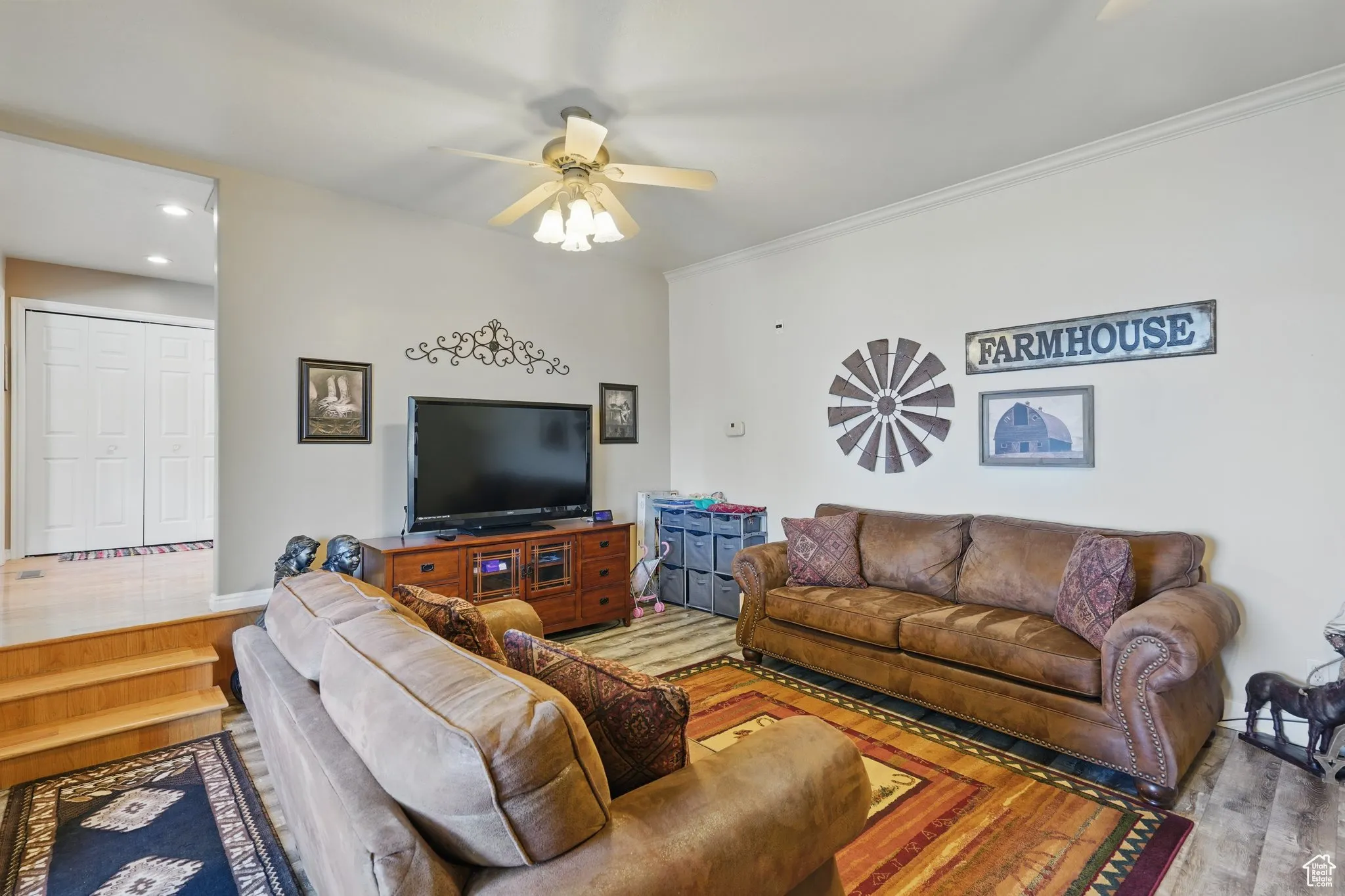 Living room featuring wood finished floors, a ceiling fan, crown molding, and recessed lighting
