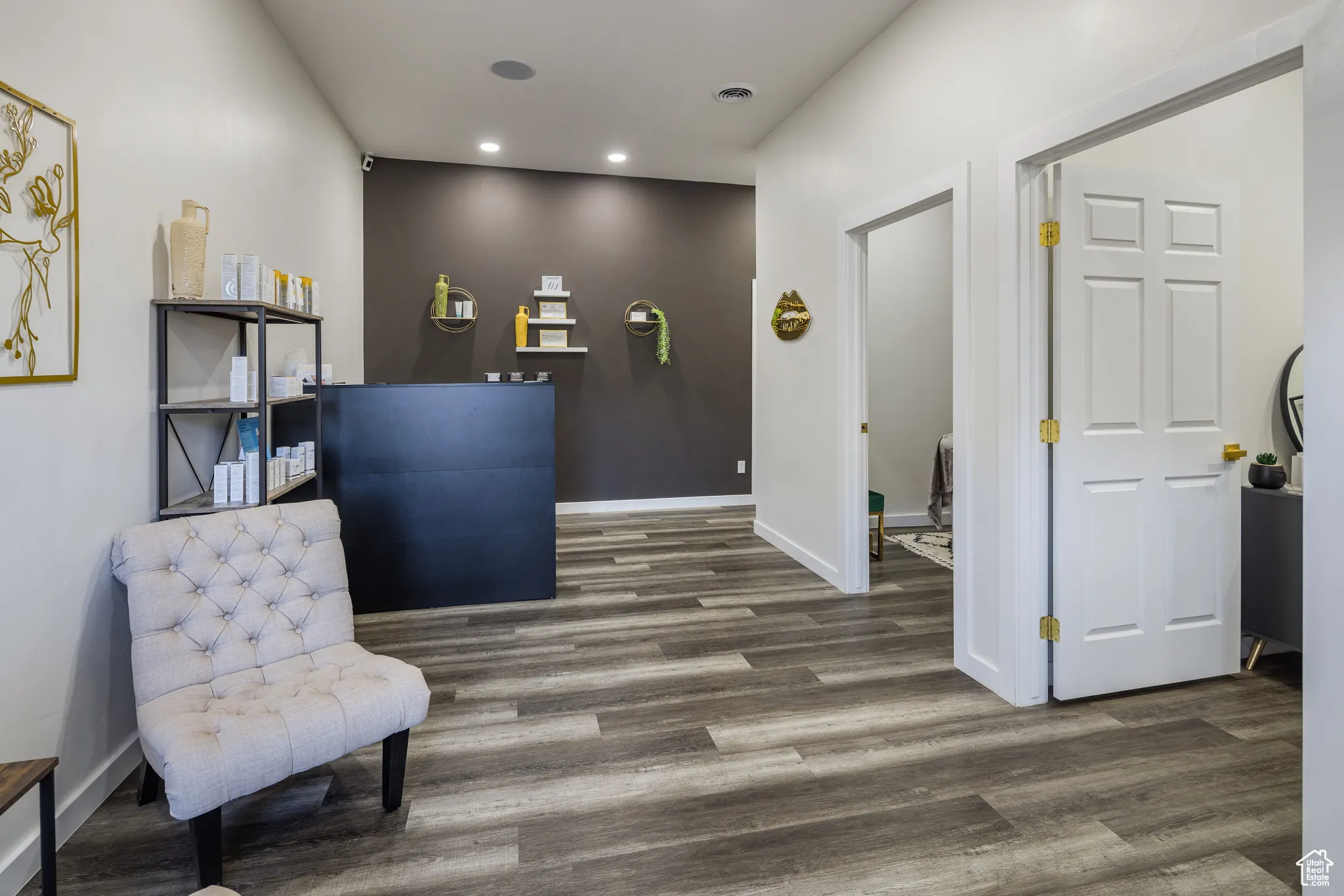 Sitting room with baseboards, wood finished floors, and recessed lighting