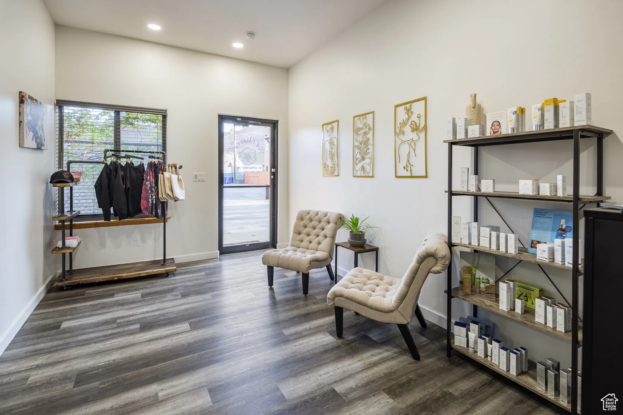 Living area with baseboards, wood finished floors, and recessed lighting