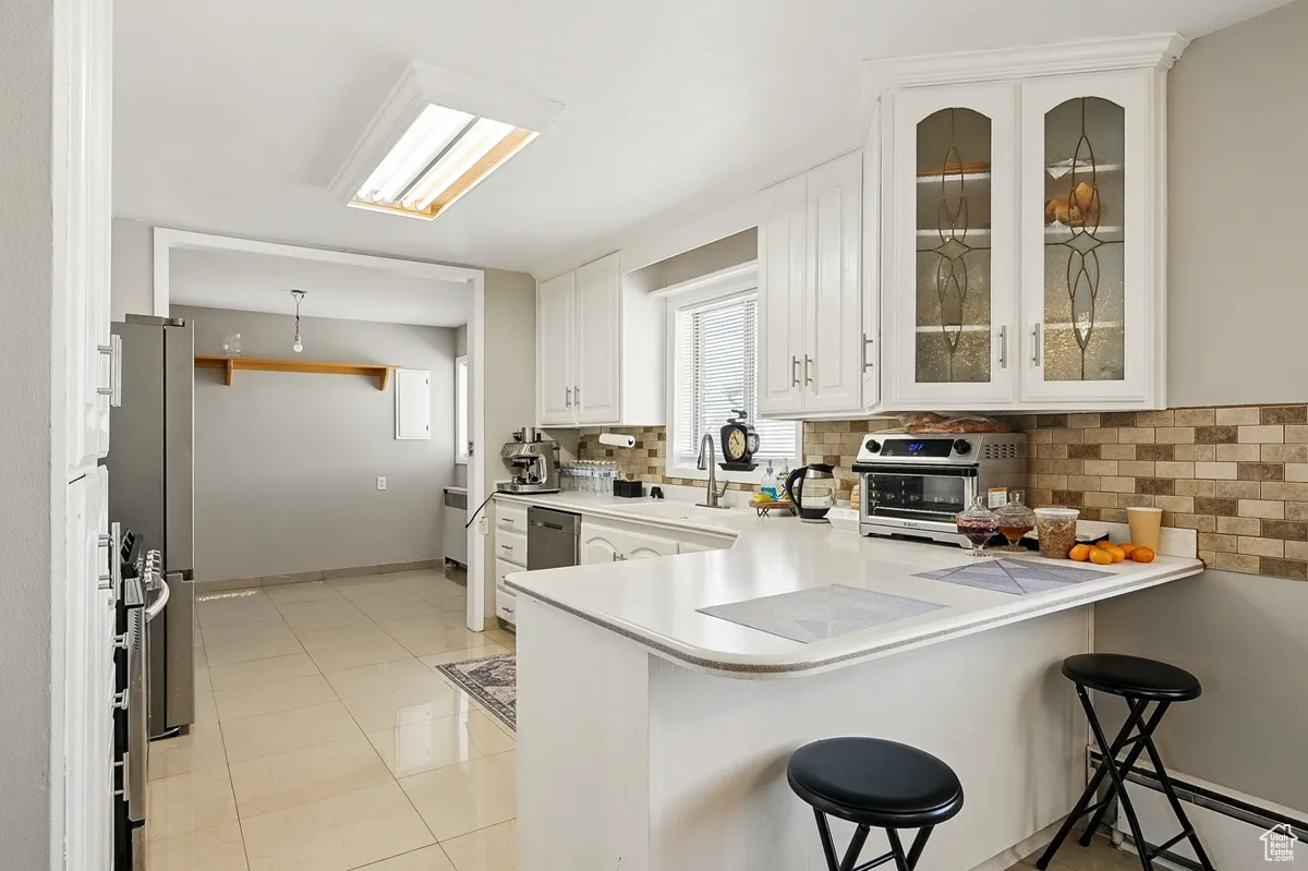 Kitchen and Breakfast Bar