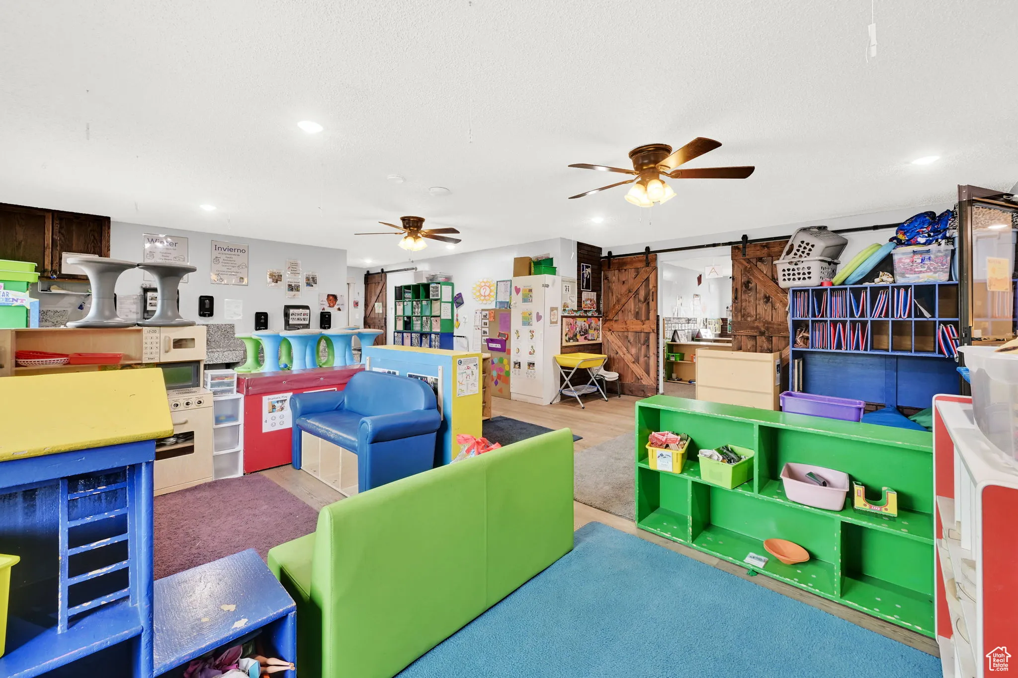 Game room with a barn door, ceiling fan, and recessed lighting