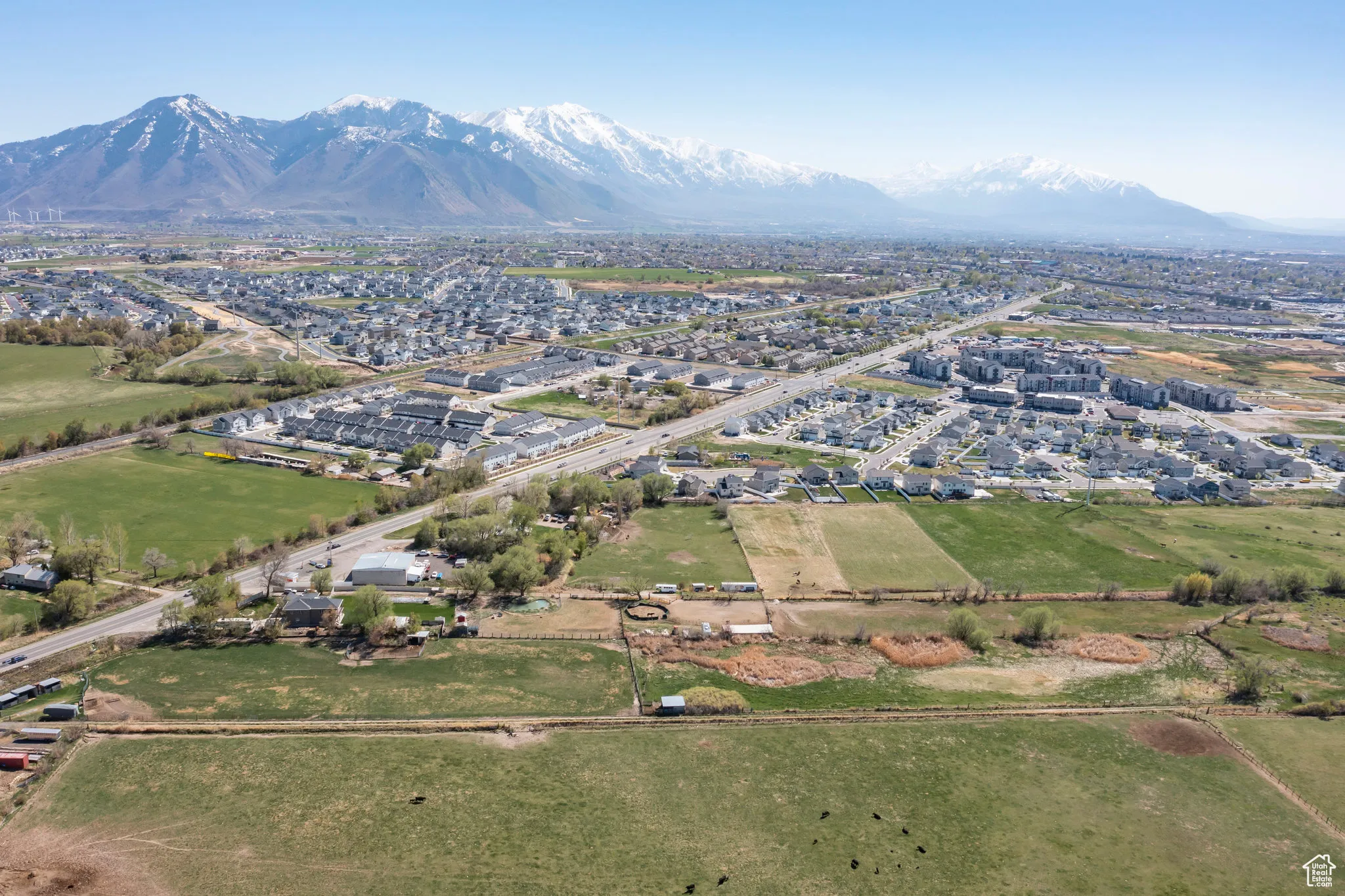 Birds eye view of property featuring a mountain view