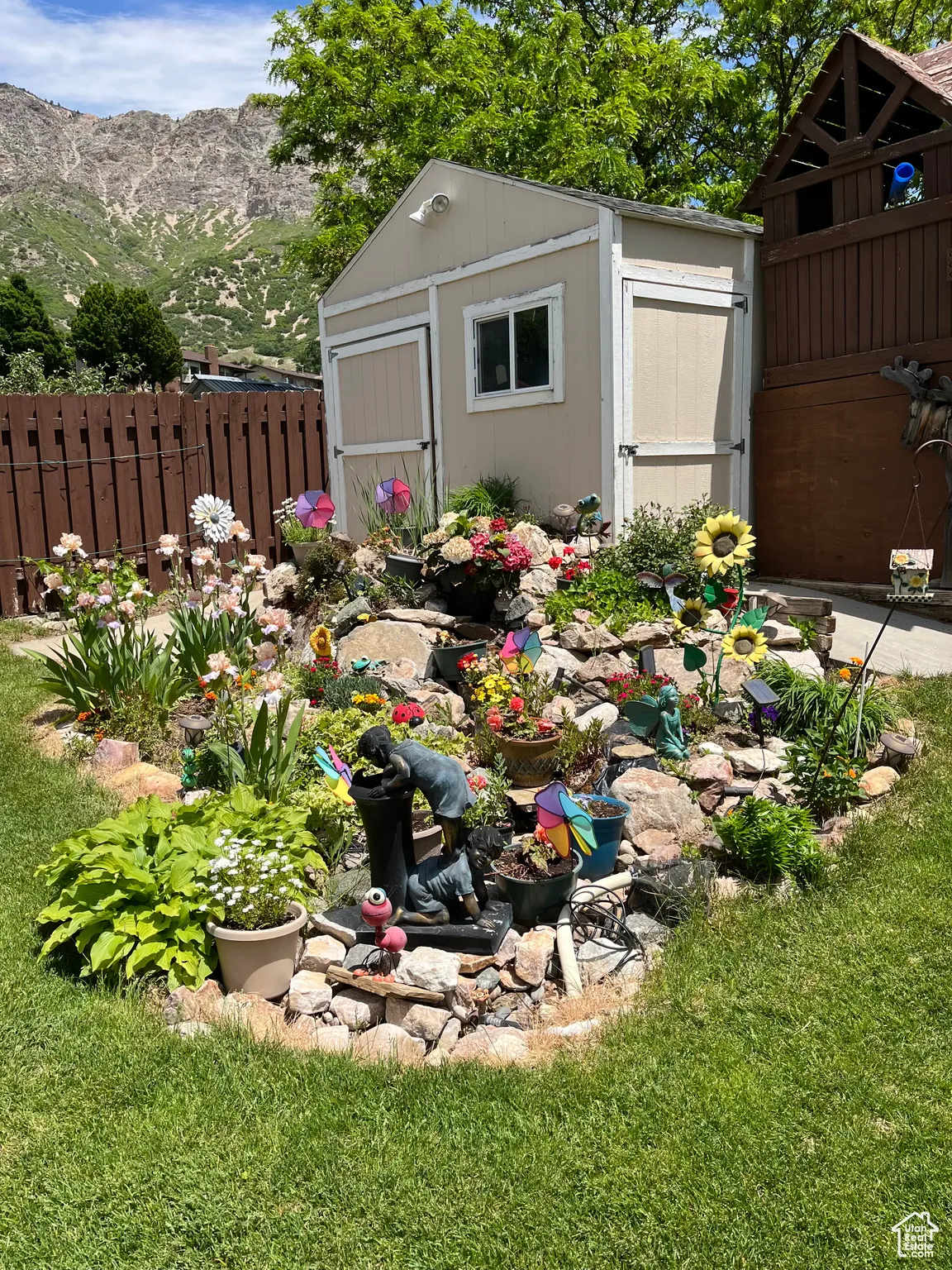 beautiful back yard cozy and relaxing