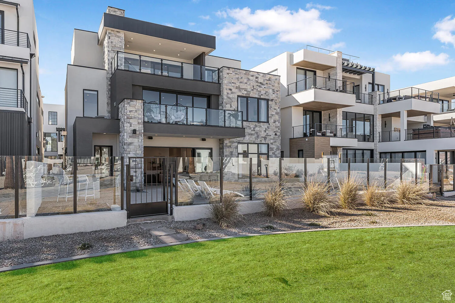 View of apartment building / complex